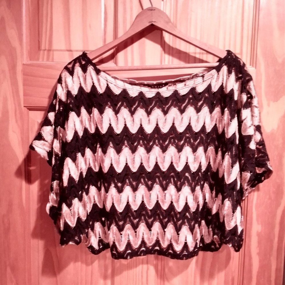 UK 2 LA Lace Fancy Elegant Over Cover Crop Top Black Gold Metalic Size Large - Picture 1 of 4